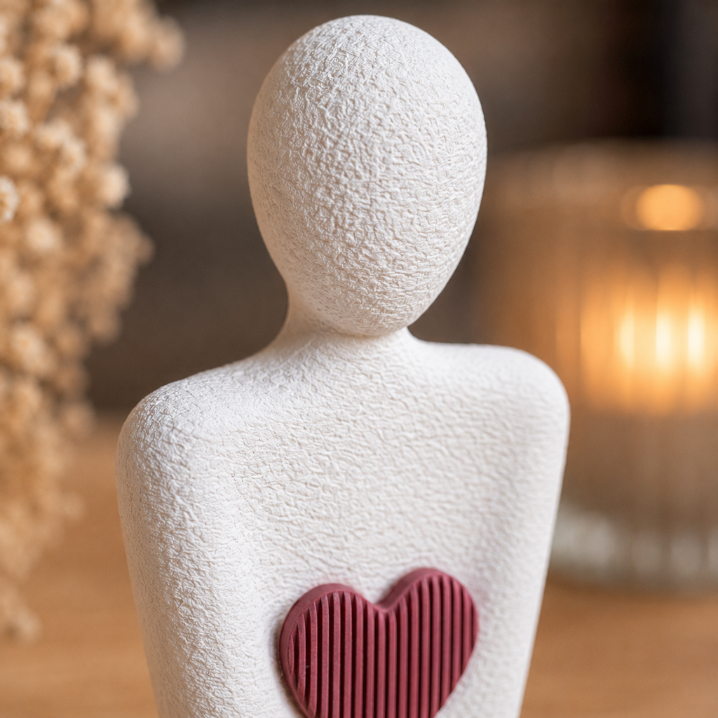 Minimalistische PLA-Skulptur ‚Herz in Umarmung‘ – Symbolfigur der Verbundenheit (133 mm)
