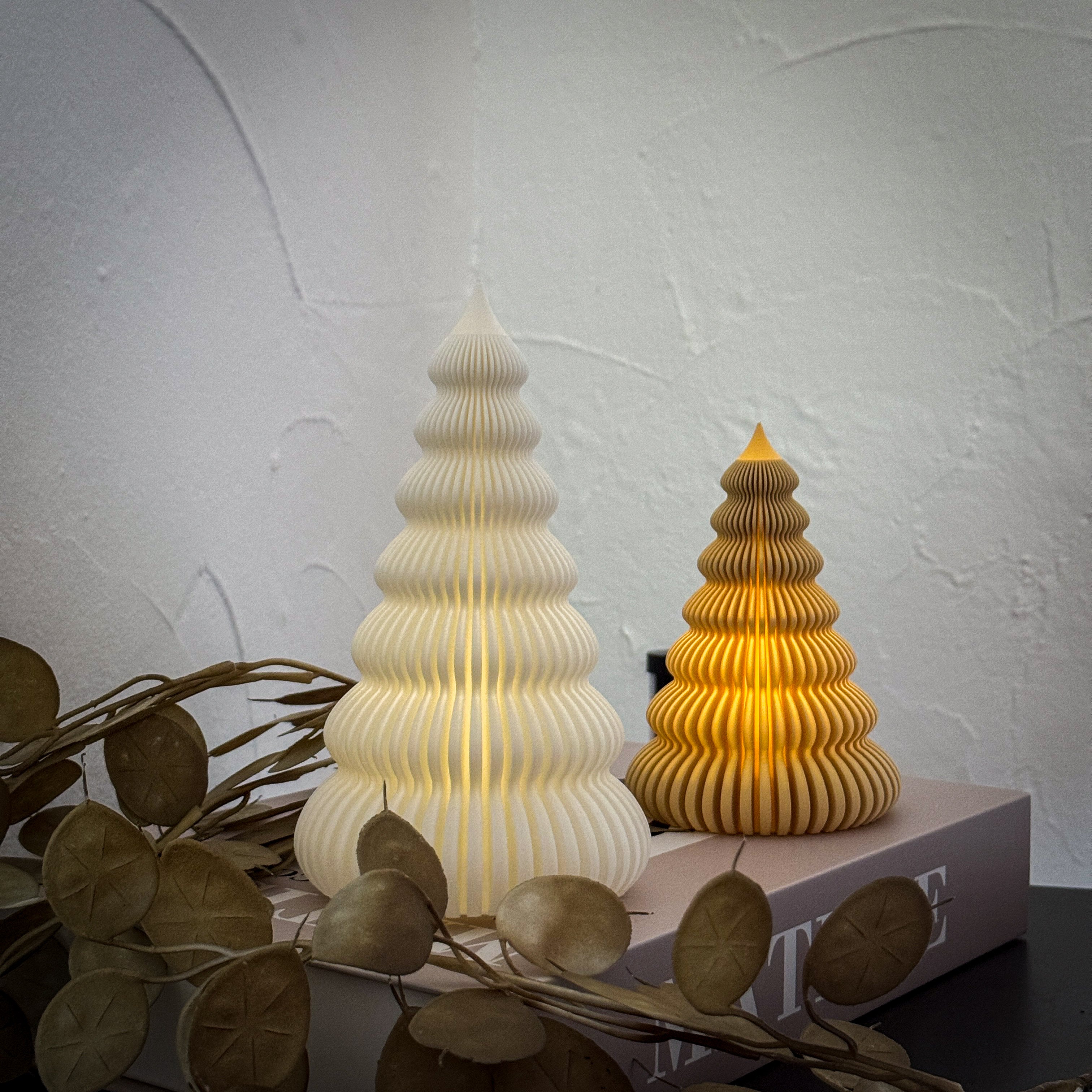 3D-gedruckter Weihnachtsbaum aus PLA mit LED-Teelicht-Funktion in zwei Größen - Zweier Set