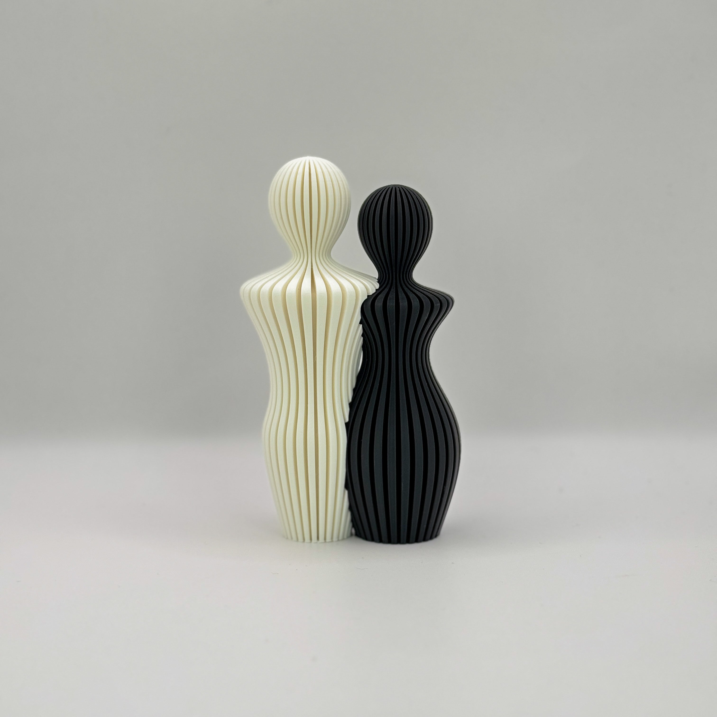 Minimalistische PLA-Paar-Skulptur ‚Verbundenheit‘ – 3D-Druckfigur in 18 Farben, 140 mm